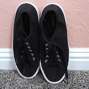I am selling some old navy shoes